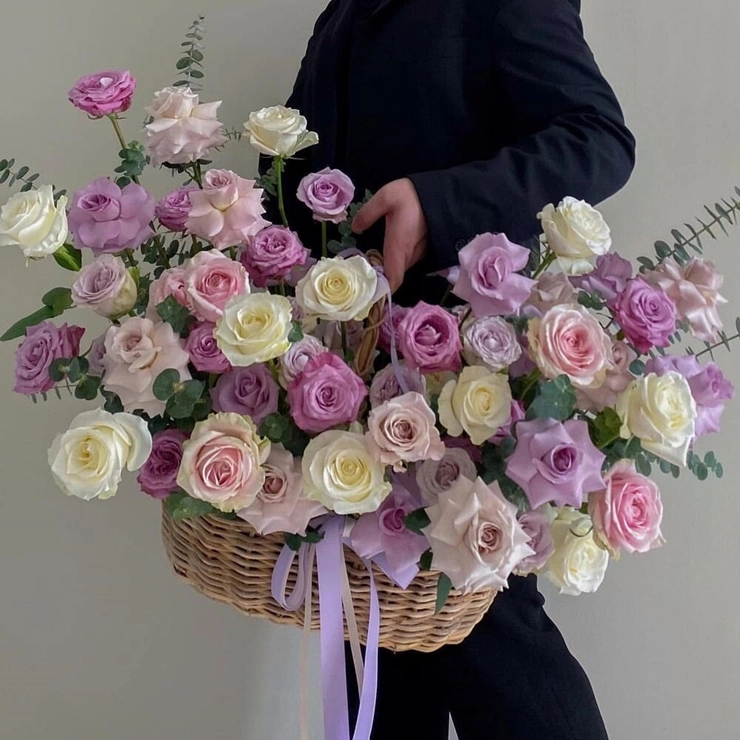 Roses İn The Basket