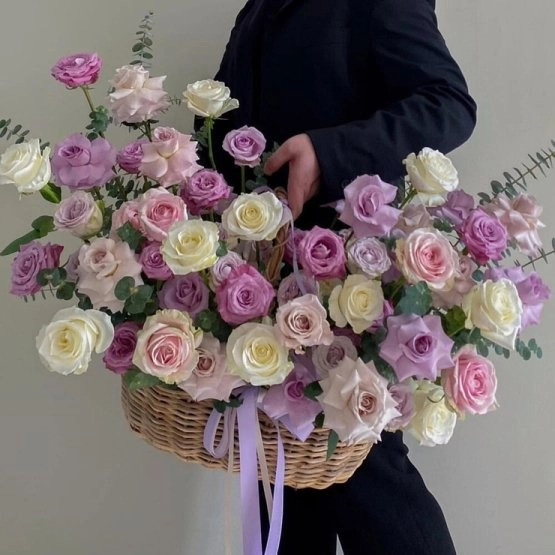 Roses İn The Basket