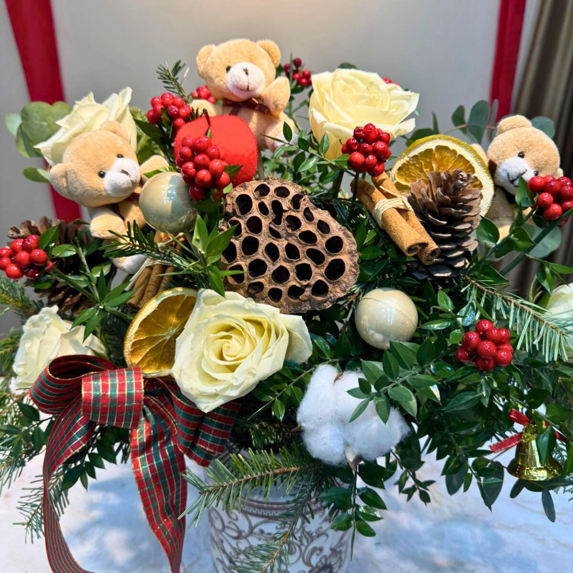 Vazoda Kokina Ve Beyaz Güller