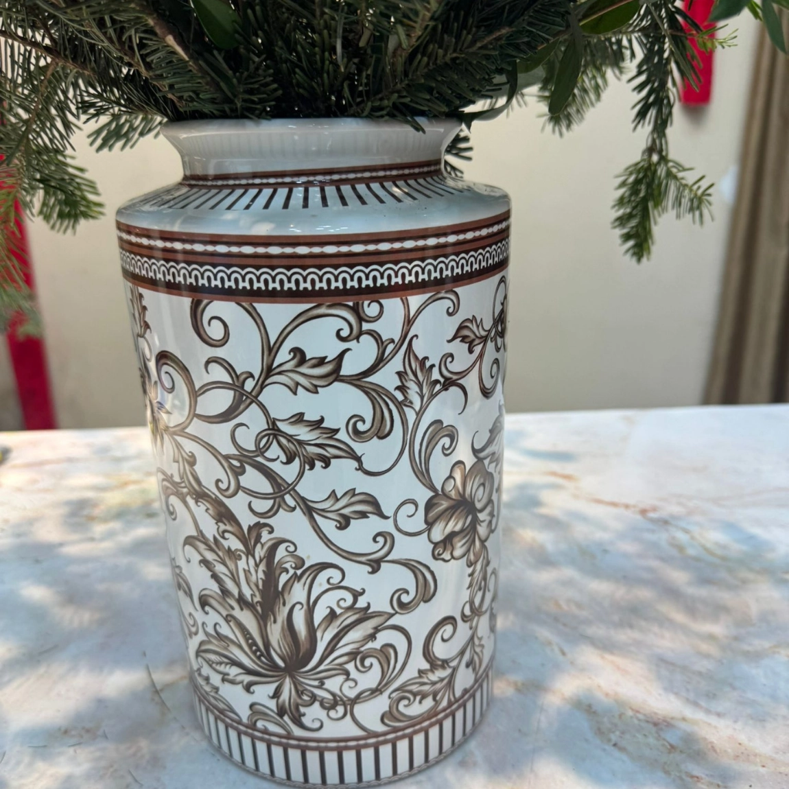 Vazoda Kokina Ve Beyaz Güller