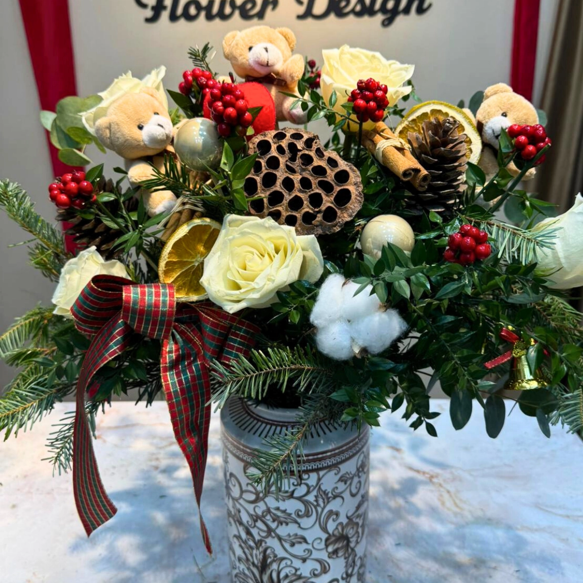 Vazoda Kokina Ve Beyaz Güller