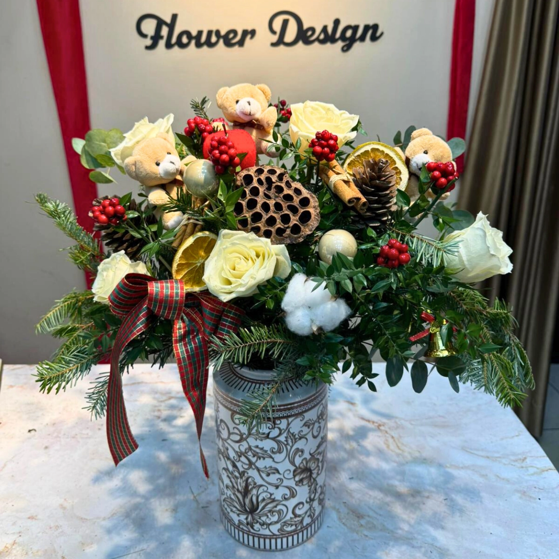 Vazoda Kokina Ve Beyaz Güller